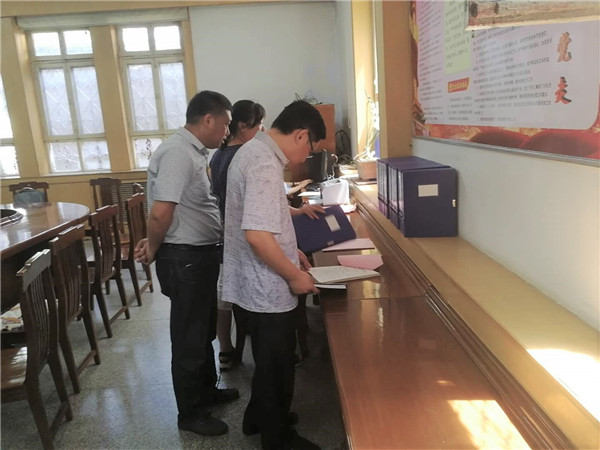 图片9.泰安市普查办在泰山区查阅档案.jpg